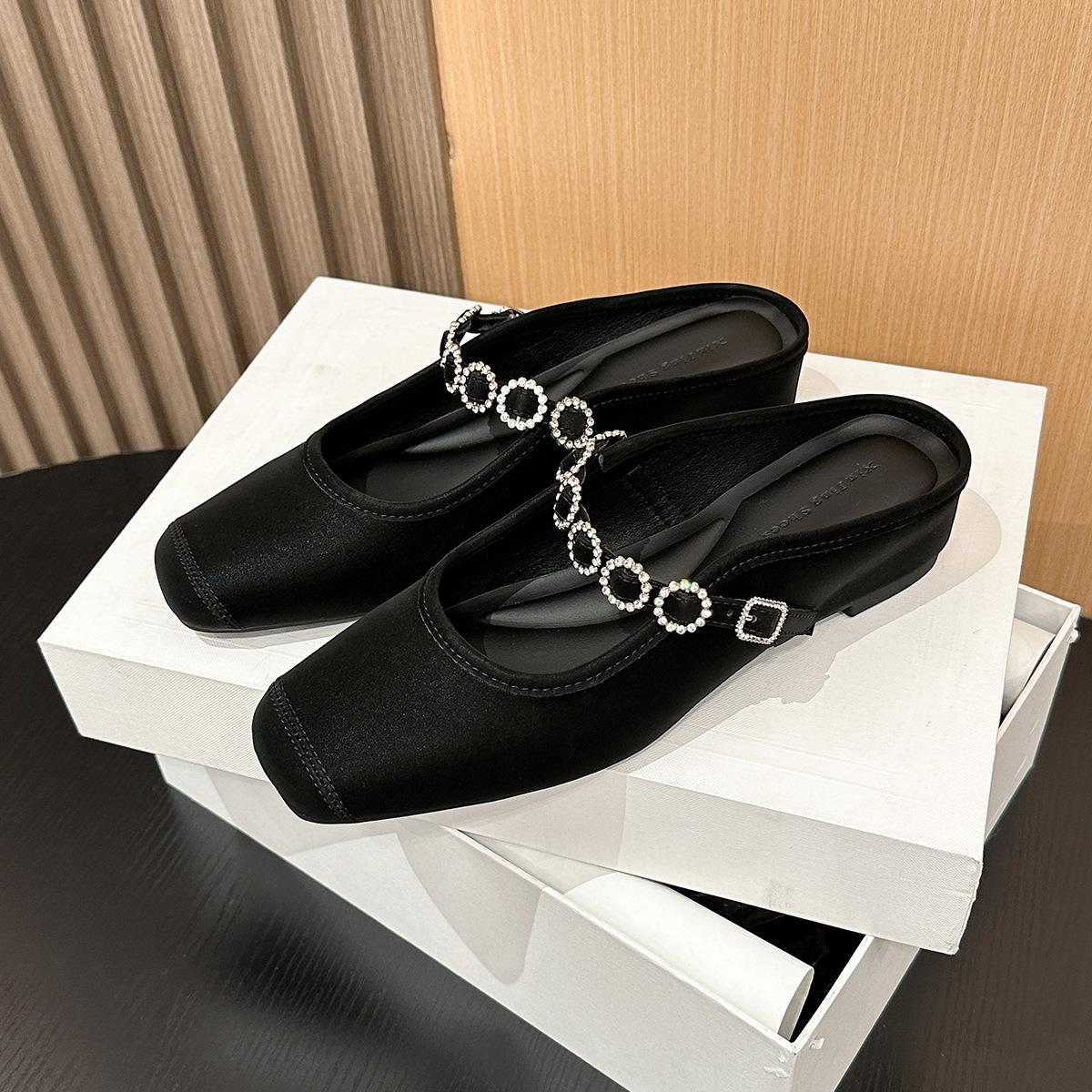 

796-16 Xiaoxiangfeng square head inner height-increasing single shoes, new bag head single shoes, women s metal flower buckle, middle heel and empty 35 чёрный