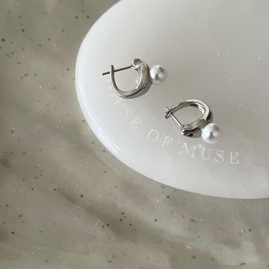 2023 Geometric Pearl Stud Earrings: Trendy, Niche Design for Women