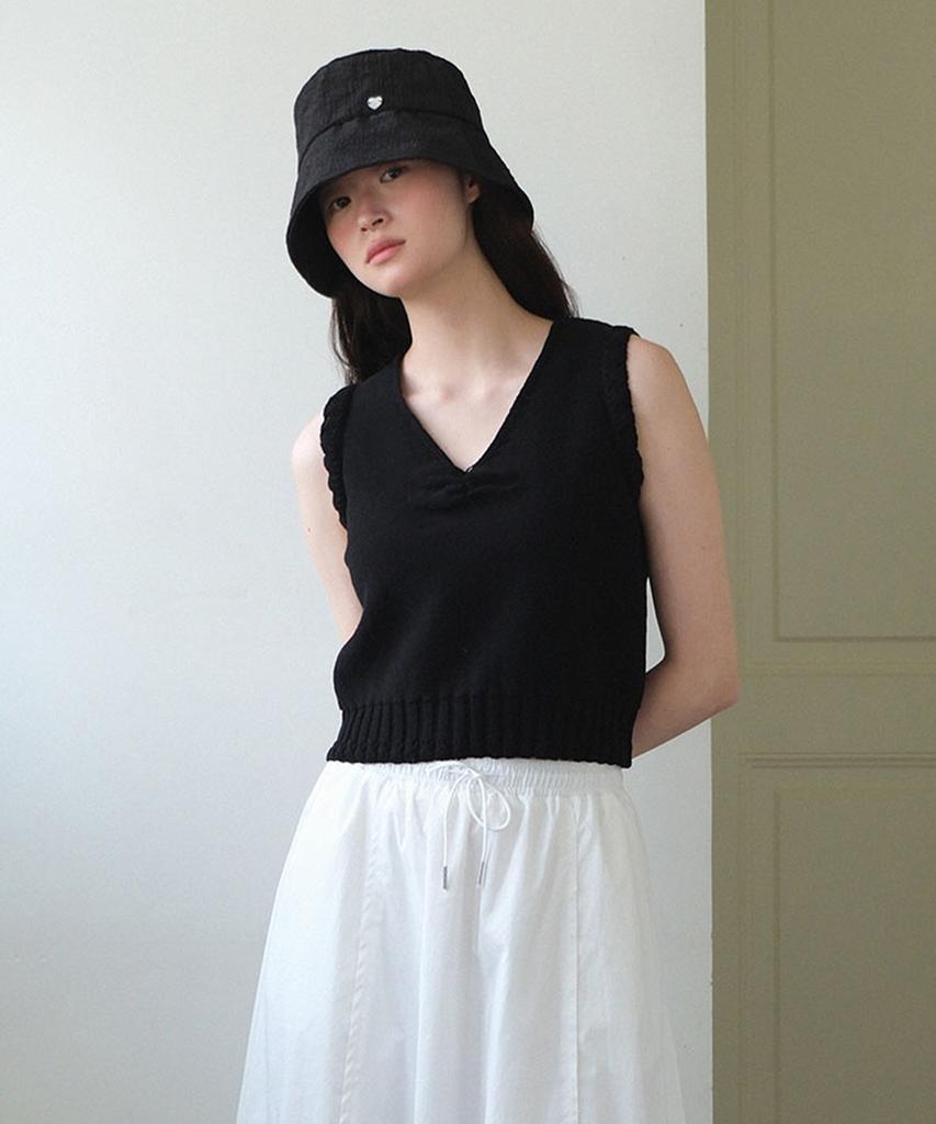 Moui Scallop Sleeveless Knit Vest (Black)