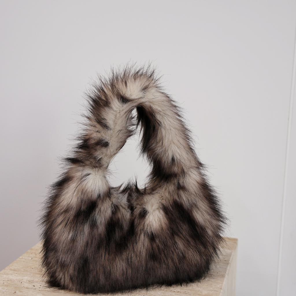 Fluffy Purses for Women Cute Fuzzy Tote Handbag Plush Y2K Hobo Shoulder Bag Faux Fur Clutch Bag Fuzzy Women's Plush Purse Underarm Handbag Hobo Tote