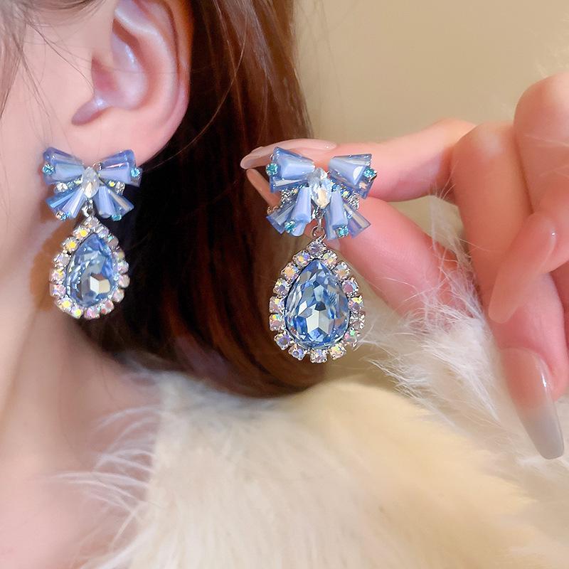 Náušnice s třásněmi ve tvaru motýla s diamantem a stříbrnou jehlou: Retro evropský a americký styl, elegantní křišťálové náušnice, lehký luxus pro ženy.