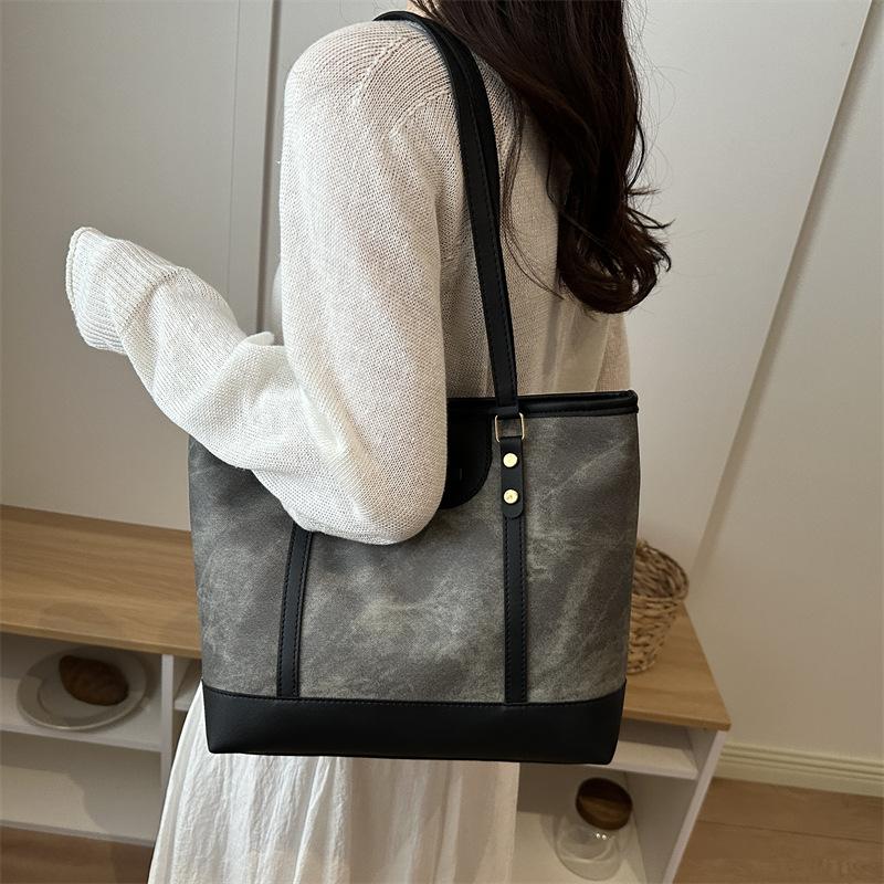 Fashion commuter largecapacity bag women's spring new foreignstyle shoulder bag college student portable tote bag