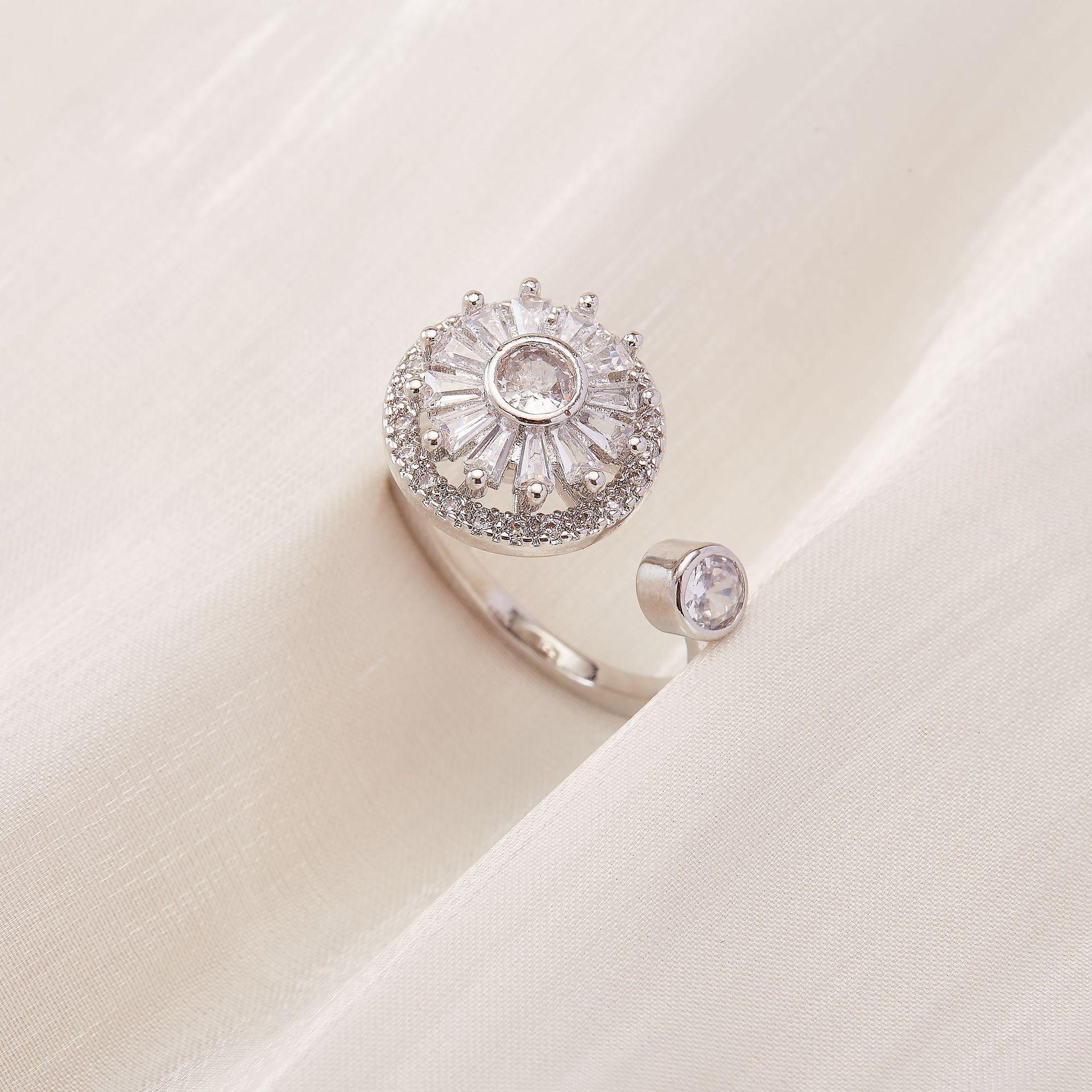 

Регулируемое вращающееся кольцо с цирконом в виде подсолнуха для женщин: Элегантная мода в стиле легкой роскоши Adjustable