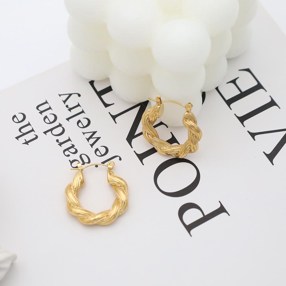 Accessories French Light Luxury Geometric Titanium Steel Ear Buckle Women'S Niche Personality 18K Gold Twist Earrings, High Sense