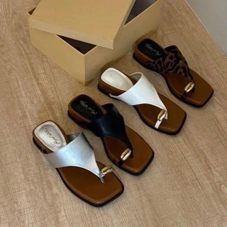 Fashion casual cover toe flat slippers women's summer wear 2025 new seaside vacation beach shoes Roman cool slippers