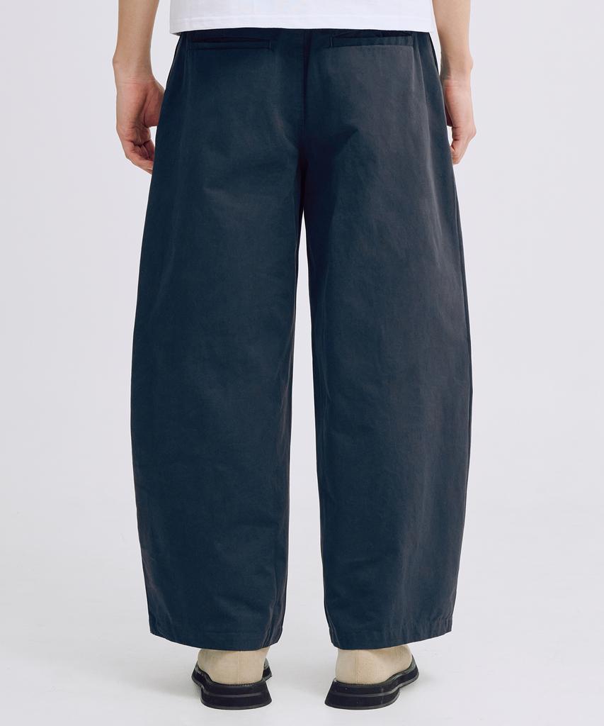 TAKEASY One-Pleat Barrel Fit Cotton Pants (Navy)
