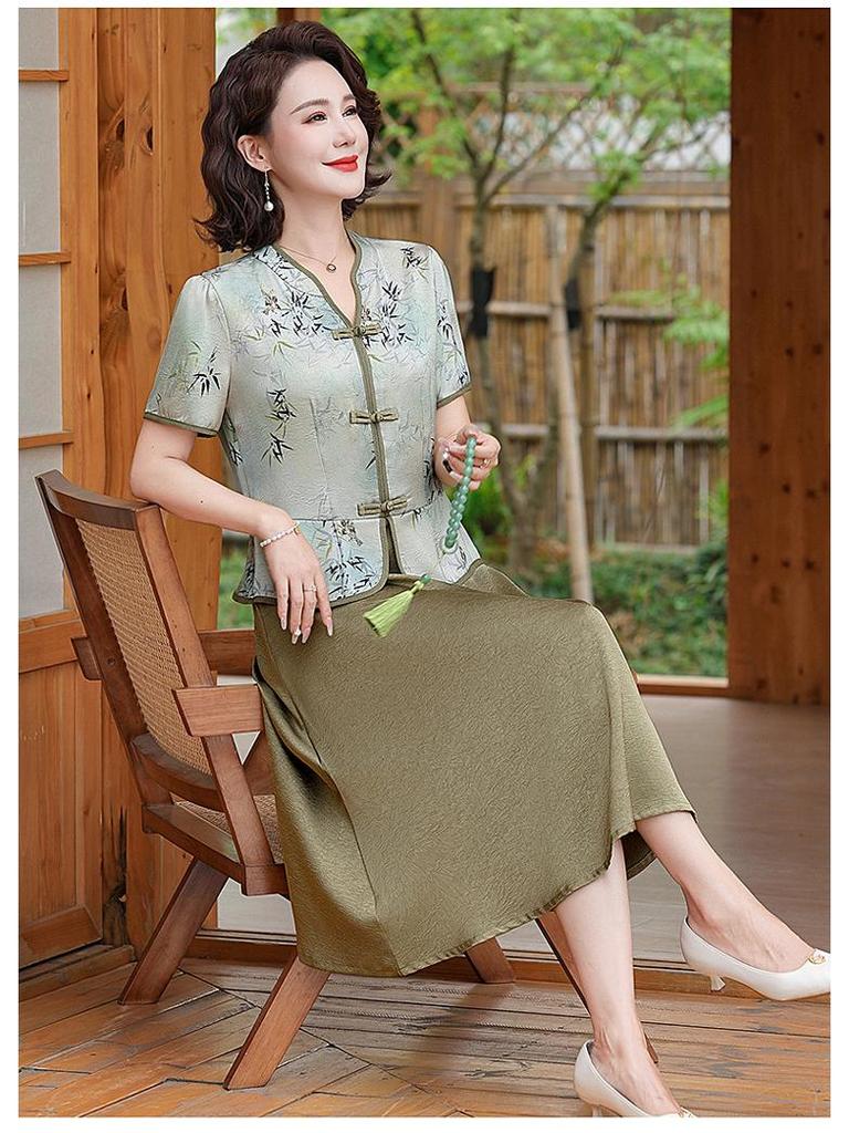 Léto 2025 Elegantní šaty v čínském stylu pro ženy středního věku - Design falešného dvoudílného vzhledu