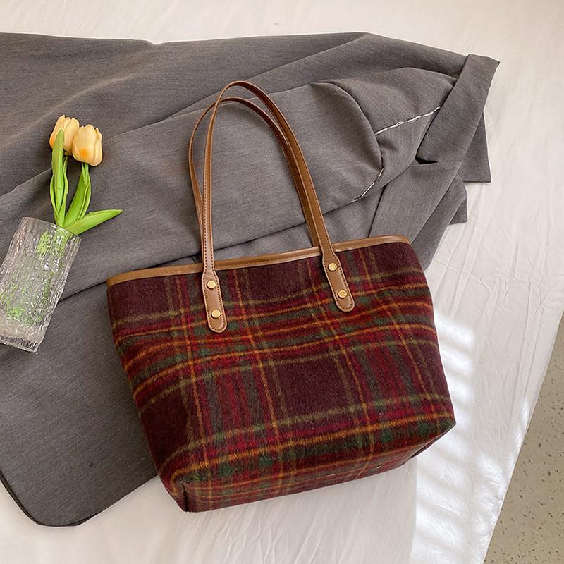 Stylish And Spacious Women's Shoulder Bag In Trendy Wool Fabric For Everyday Use