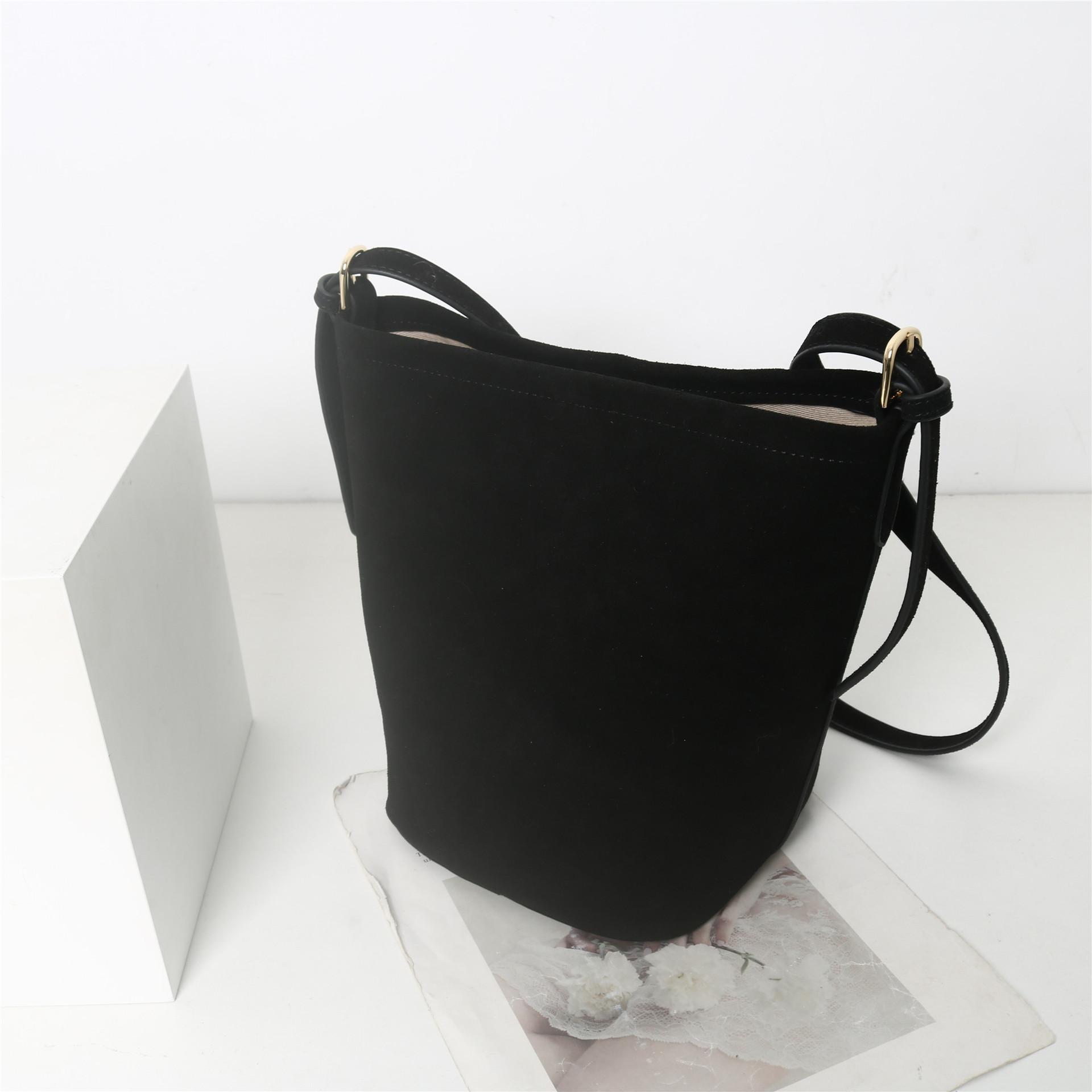 Leather Bag 2025 New Retro Large Capacity Frosted High-end Feeling Commuting Versatile Hand-held Bucket Women 16cm чёрный