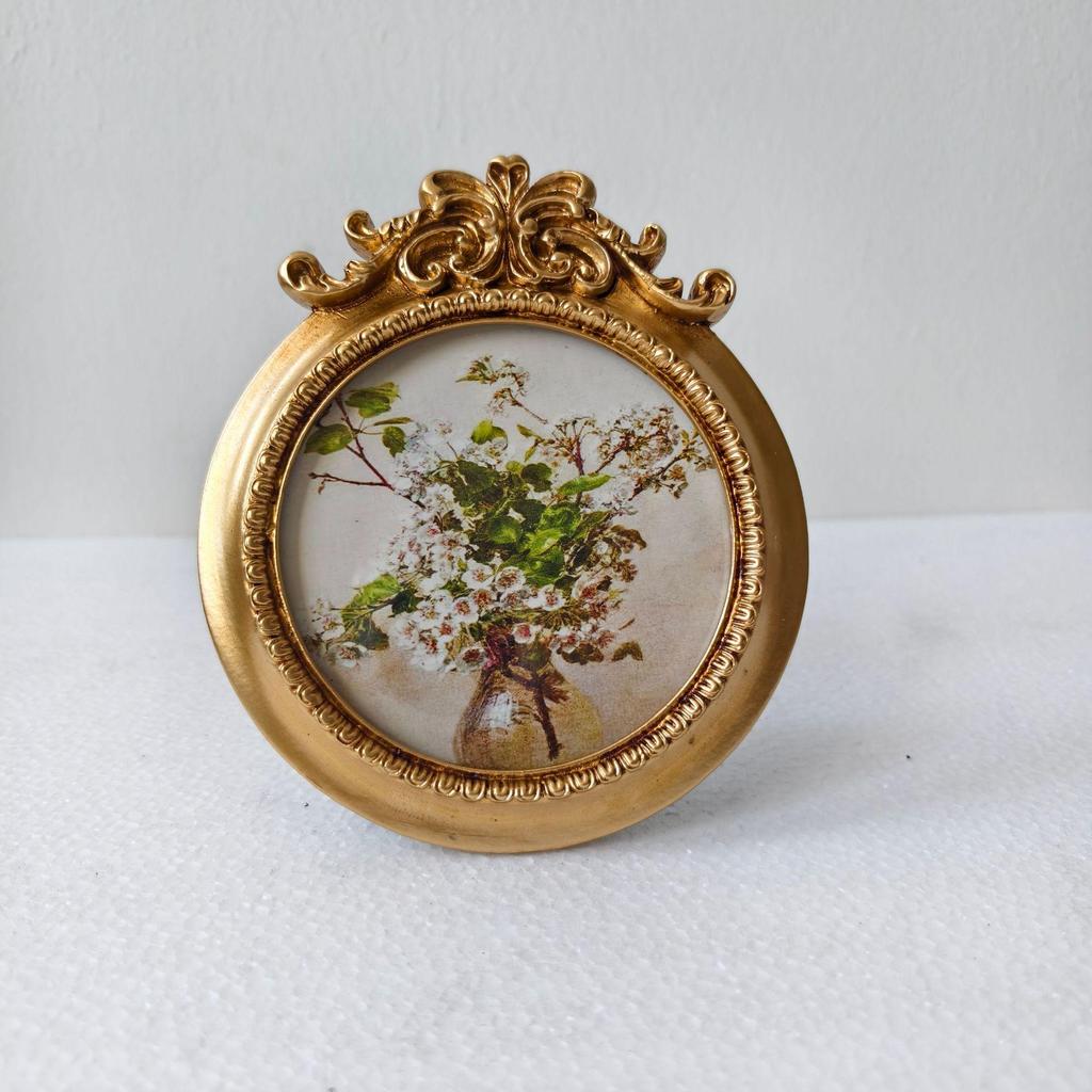 European Retro Carved Photo Frame: French Light Luxury Resin Decor for Wall or Tabletop in Living Room or Bedroom.