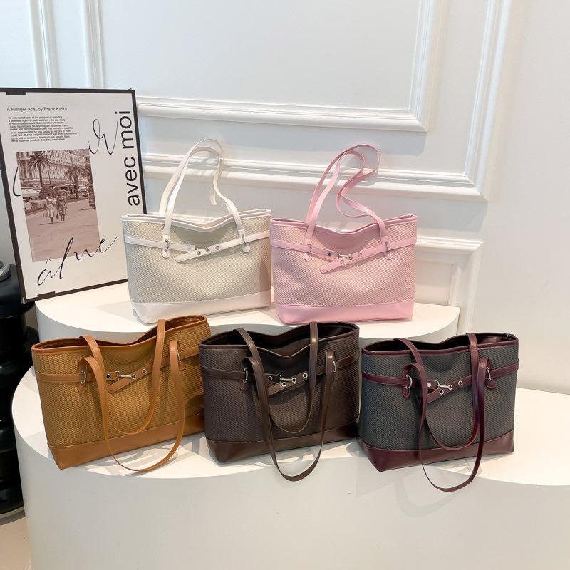 Winter new personalized fashion niche design versatile casual simple texture shoulder handbag