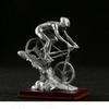 Harz-Handwerk Realistische Figurenskulptur Mountainbike Silberner Sportler Radfahrerfigur Heimdekorationszubehör