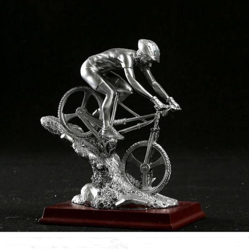 Harz-Handwerk Realistische Figurenskulptur Mountainbike Silberner Sportler Radfahrerfigur Heimdekorationszubehör