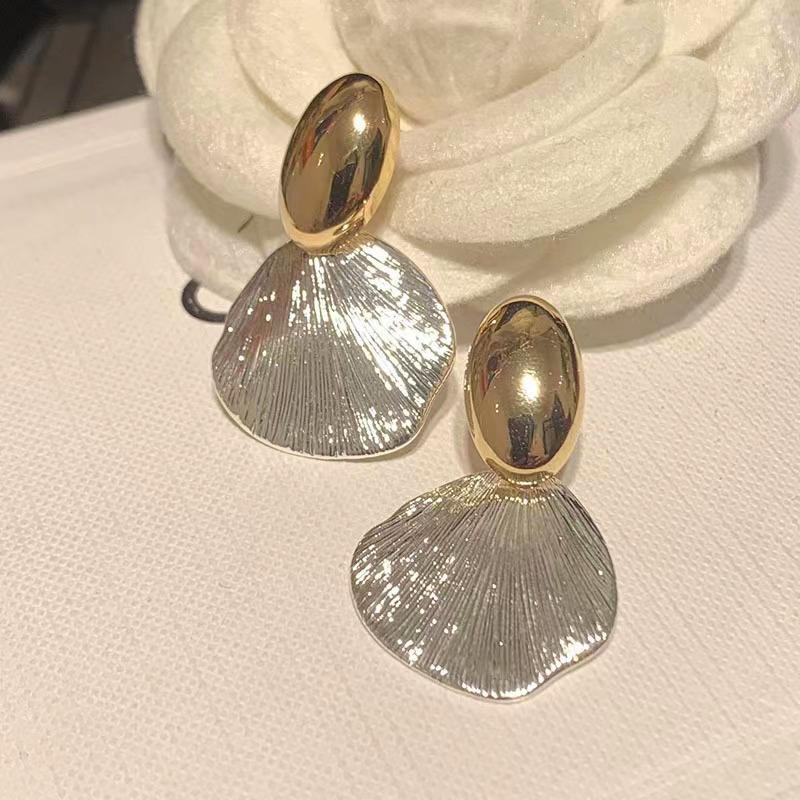 Metal Shell Pendant Oval Stud Earrings for Women Fashion Simple Light Luxury Personalized Girls Party Jewelry Birthday Gift