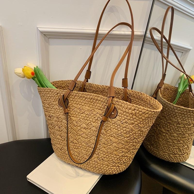 2024 Retro Casual Large Capacity Women's Straw Shoulder Bag for Travel and Beach