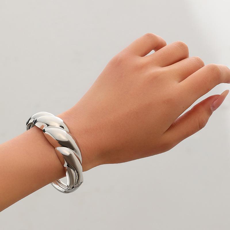 Simple and Personality Exaggerated Wide Edge Hollow Spring Alloy Bracelet Business Temperament Bracelet