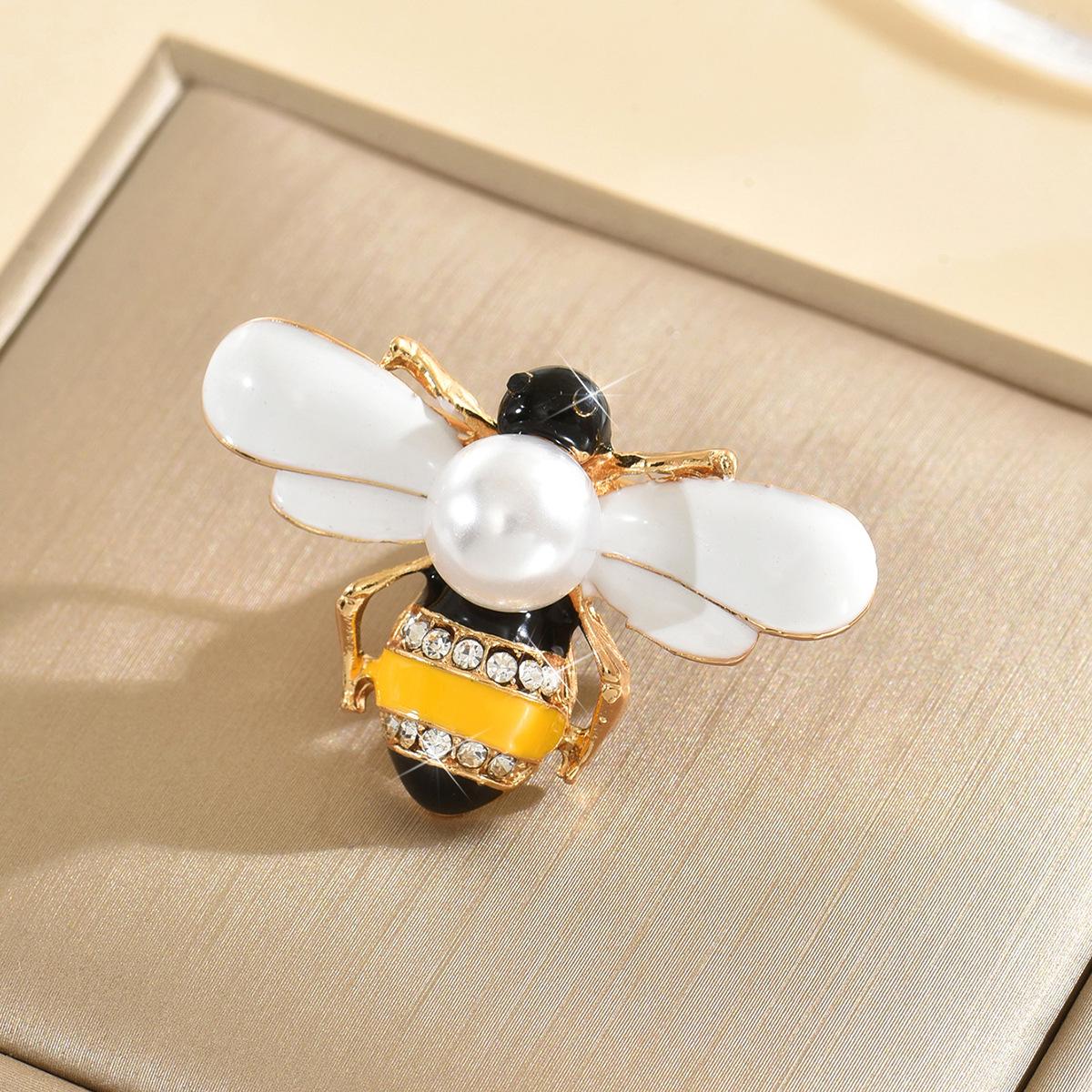 Элегантная брошь в виде пчелы со стразами - уникальный аксессуар в виде насекомого с эмалью