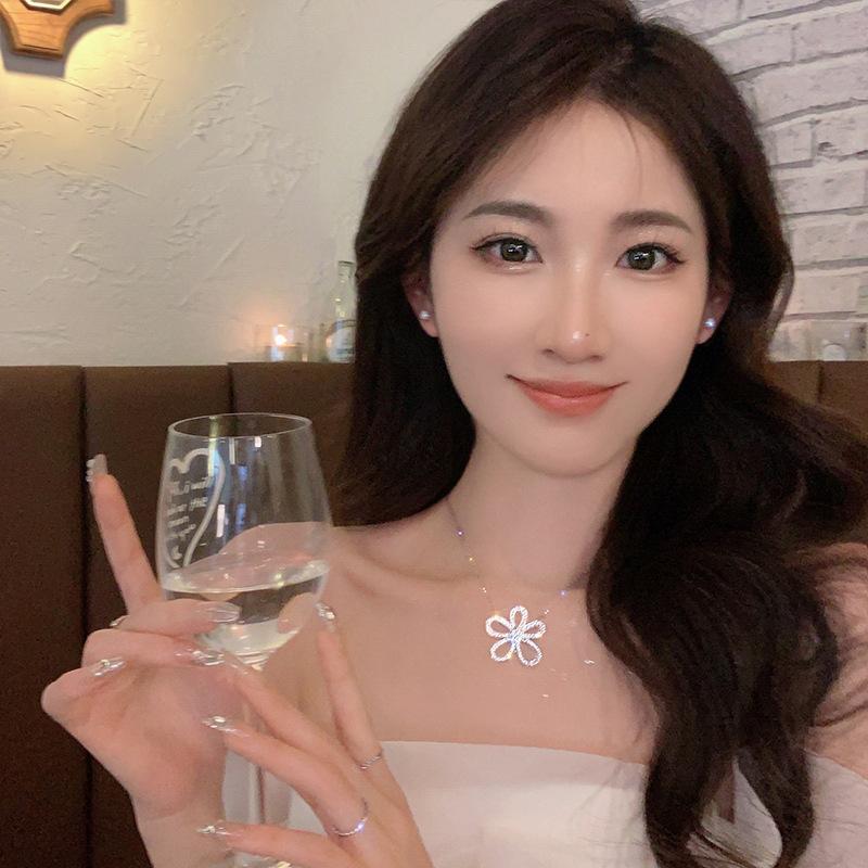 Micro-inlaid zircon five-petaled flower necklace light luxury niche women's design sense clavicle chain trendy versatile high sense