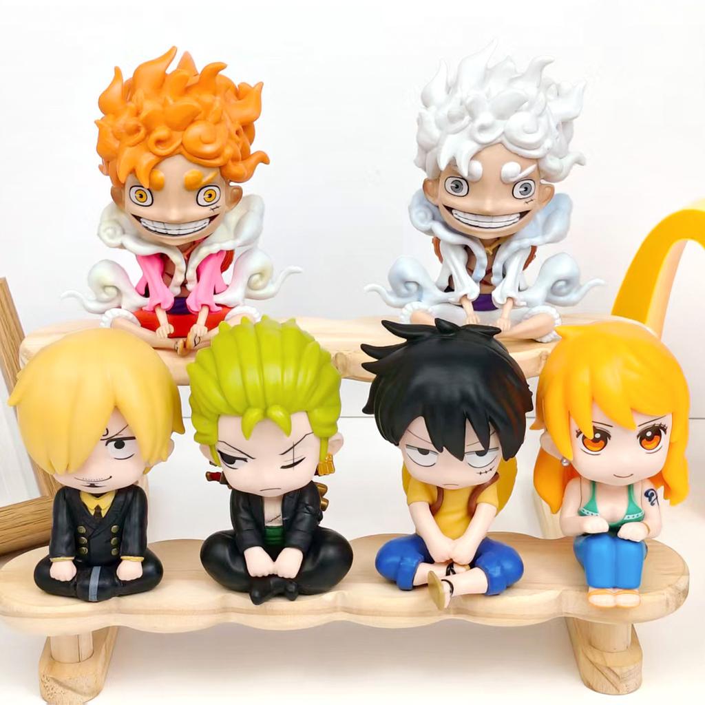 Skladem One Piece Nika Luffy Roronoa Zoro Nami Sanji Mini figurka Anime Kawaii Sedící hračky Stolní ozdoby do auta Model Dárky