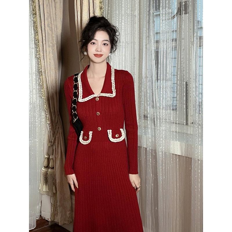 Rich family daughter red knitted dress has a new battle robe, high-end sense, with a coat and a long skirt inside.