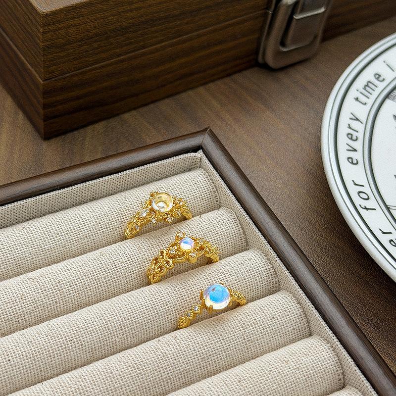 Hochwertiger leichter Luxus Retro Hofstil Mondstein Diamant Zirkonstift Ring Mittelalterlicher Vintage Ring Frau