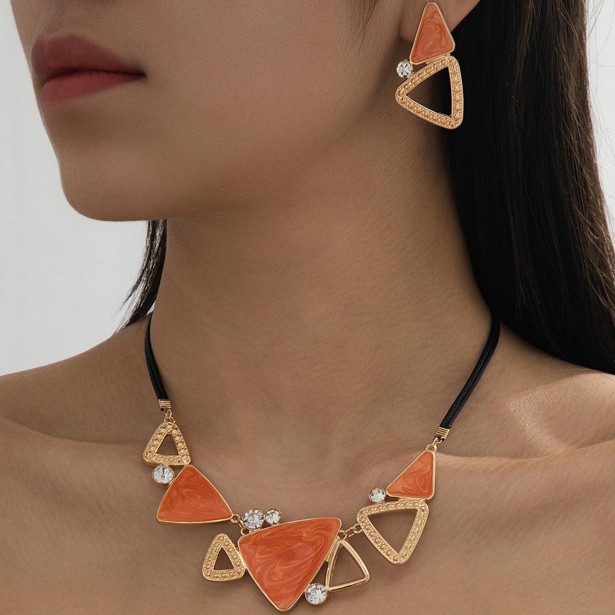 

Модные украшения для женщин оранжевый