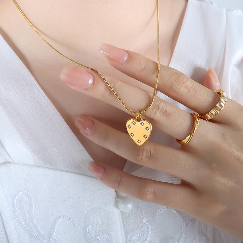 Versatile French Heart-Shaped Clavicle Necklace: Light Luxury Titanium Steel Jewelry for Women