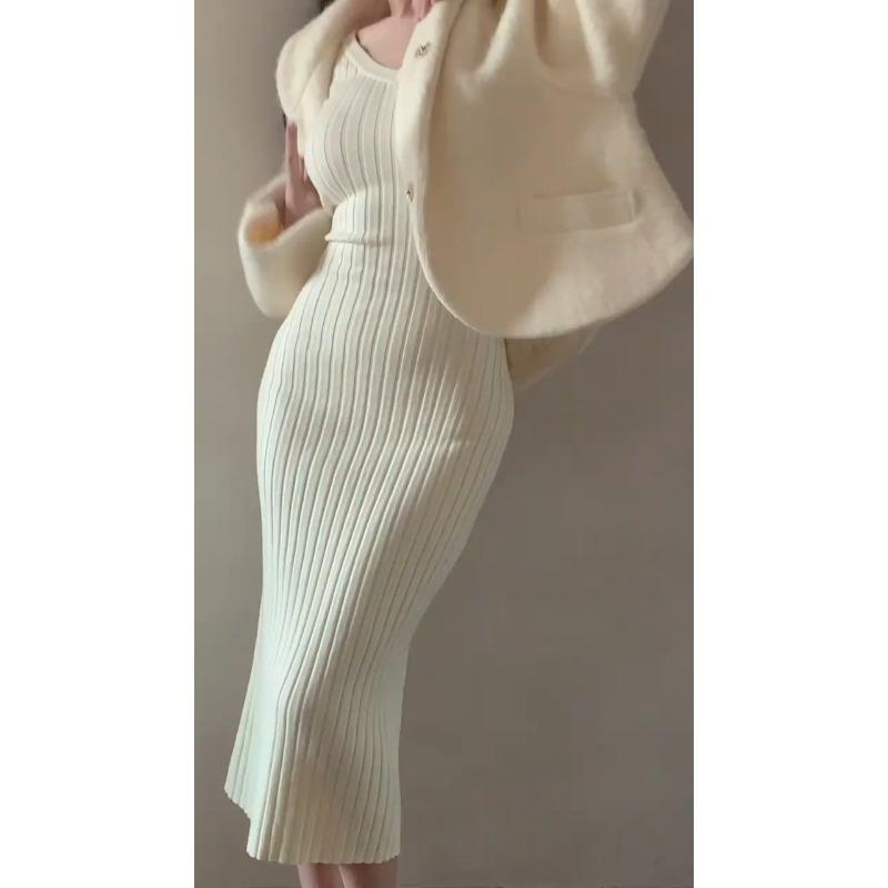 V-neck long-sleeved knitted dress for women's autumn and winter long slim-fitting and thin V-neck bottoming hip-wrapped sweater long skirt with coat