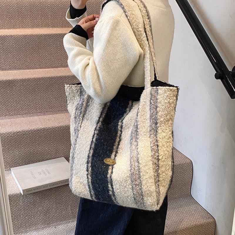 

Underarm plush tote bag women s 2025 winter new fashionable large-capacity shoulder bag to work commuter casual women s bag 49*14*37 кавовий