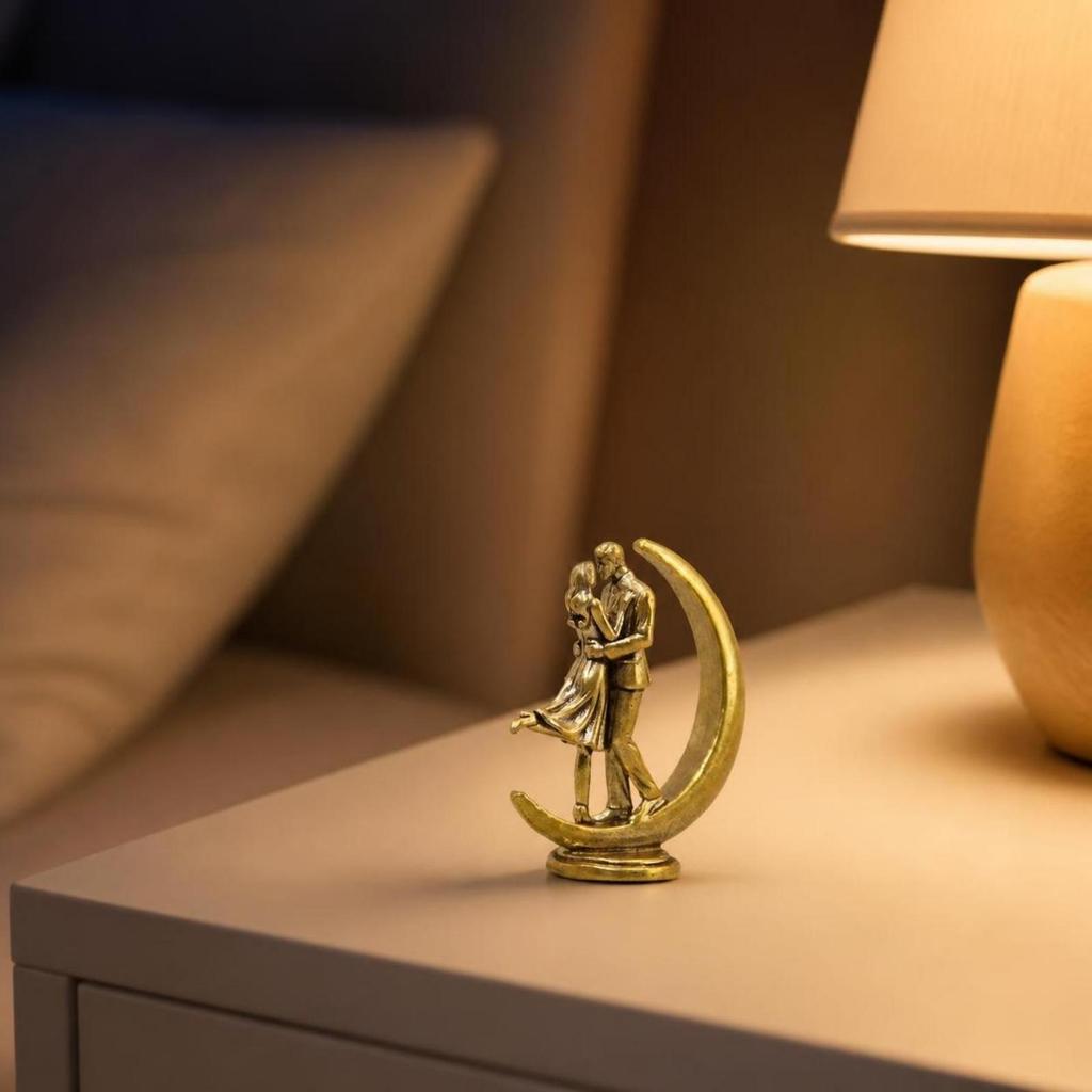 Couple Figurine Elegant Sculpture Compact for Couples