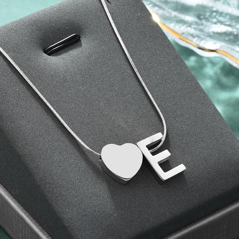 Elegante Colar com Pingente de Coração com Alfabeto Personalizado em Aço Inoxidável para Mulheres