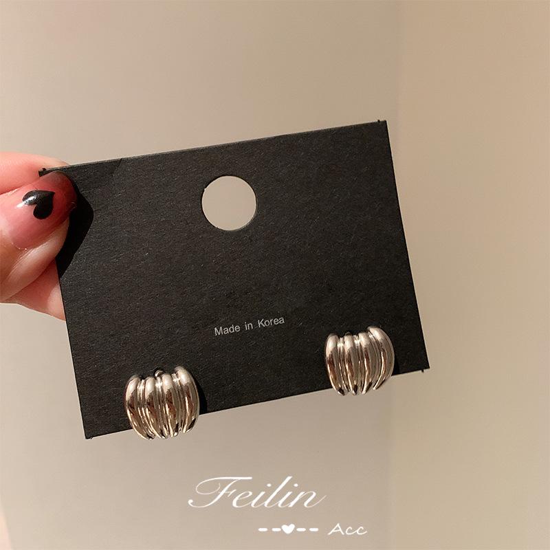 

Silver Needle French Pavé C-Shaped Earrings: Light Luxury Square-Round Design, High-End Niche Women s Studs.