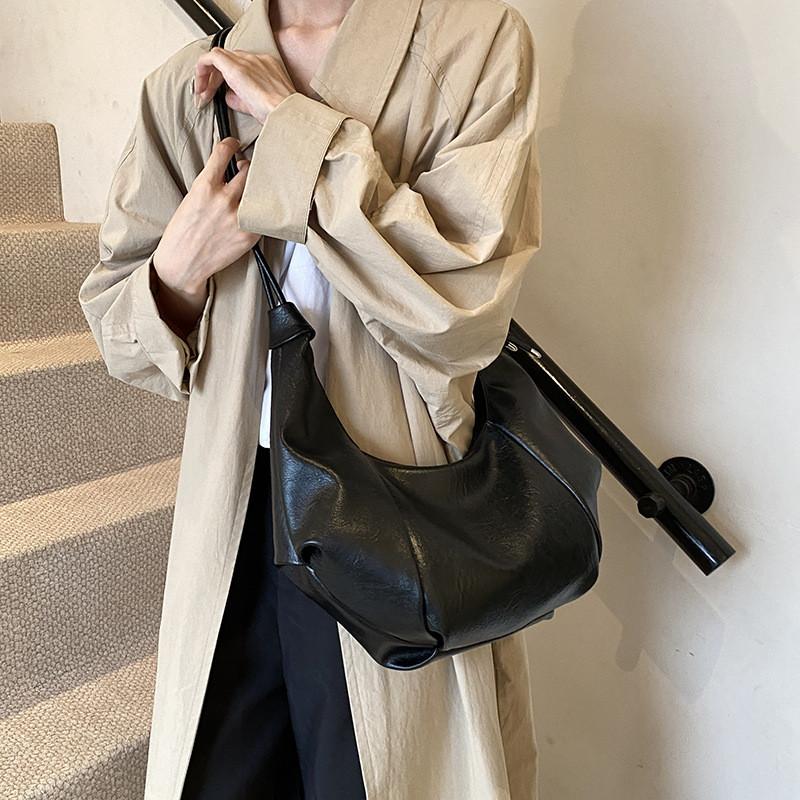 Trendy And Fashionable Dumpling Shape Shoulder Bag For Women In Classic Colors