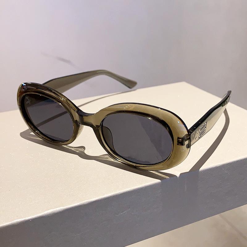 Classic Designer Style Style Oval Sun Glasses Glasses Ladies Sun Eyeglasses For Men Trend Punk Trendy Luxury Rivet Small Spectacle Frame Frame