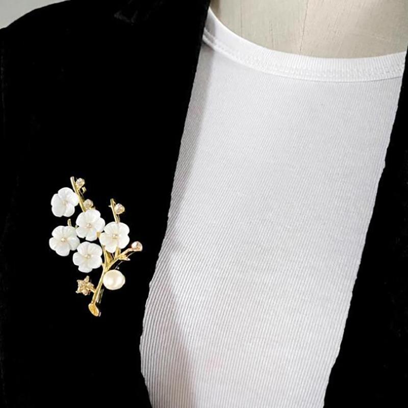 Shell Five Plum Blossom Brooch, Pearl Temperament Corsage, Versatile Clothing Pin