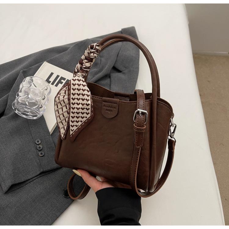 

Модный шелковый шарф, женская сумка-тоут 2025, новая высококлассная ретро сумка-ведро, большая вместительная сумка-мессенджер, тренд темно-коричневого