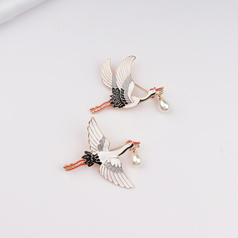 Crane & Pearl Metal Brooch: Retro Chinese-Japanese Style Pin for Cross-Border Fashion.