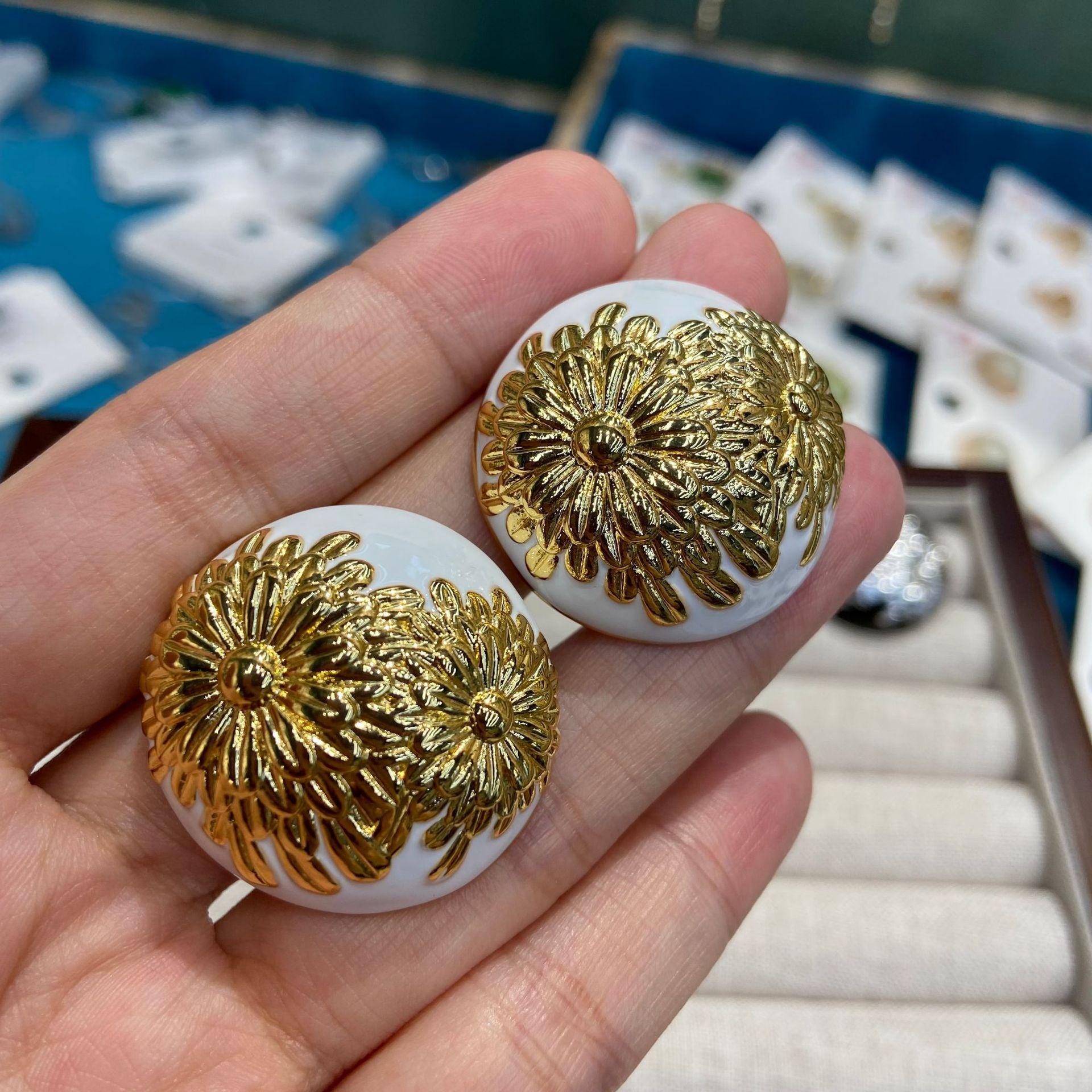 

French Retro Semi-Circular Three-Dimensional Relief Daisy Stud Earrings Female Design Light Luxury High Sense Fashion Earrings Tide