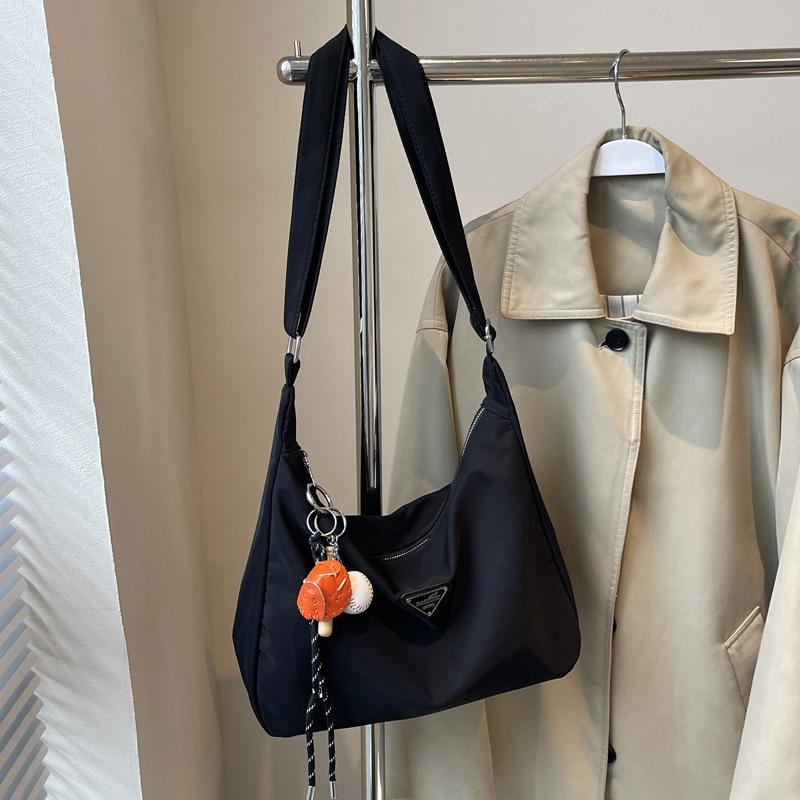 

Popular nylon large-capacity tote bag women s 2025 new casual simple bag trendy versatile messenger bag no pendant чорний