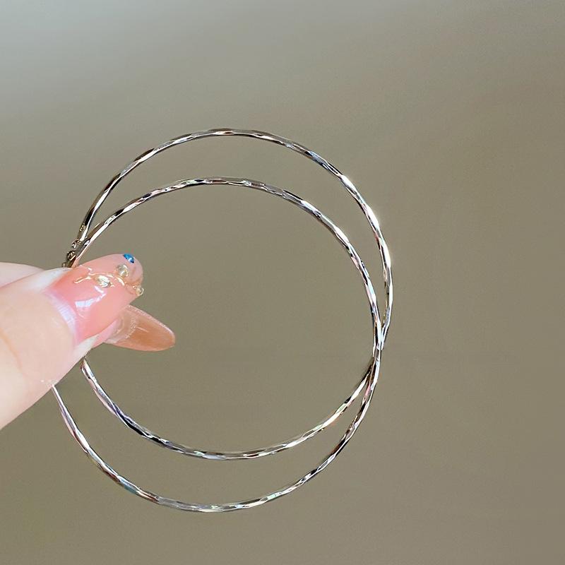 Silver needle plain circle twist earrings women's simple niche high-end earrings fashionable versatile cold wind earrings design sense
