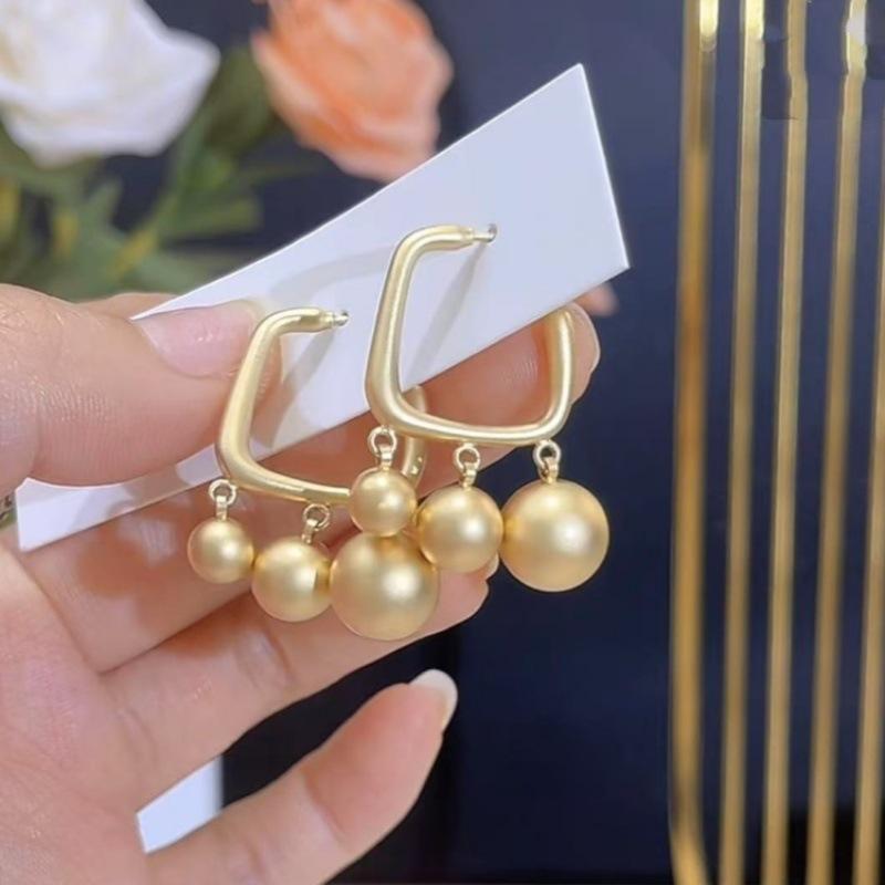 Gold brushed ball pendant earrings, individual cold wind design earrings, niche high-end earrings.