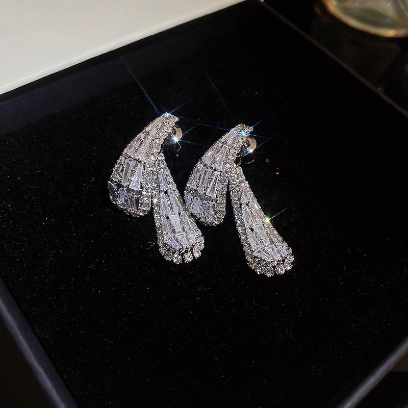 Exquisite Zircon Tassel Earrings: Sparkly, Versatile, Minimalist Design with Light Luxury Appeal.