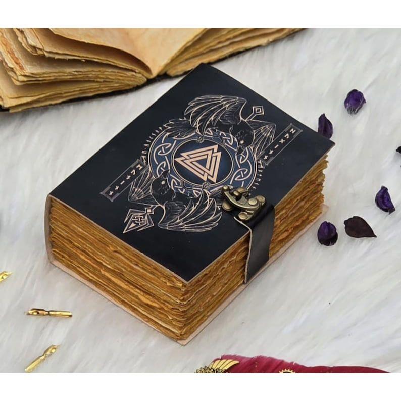 Norrøn mytologi Lærjournal med lås | Viking Rune Notatbok | Håndlaget Nordisk Grimoire Journal