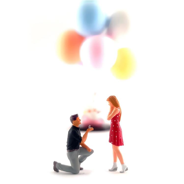 Lovely Tiny Couple Figurines 1:64 Proportion Realistic Resin Models Collectible Figurine for Wedding Cake Decorations