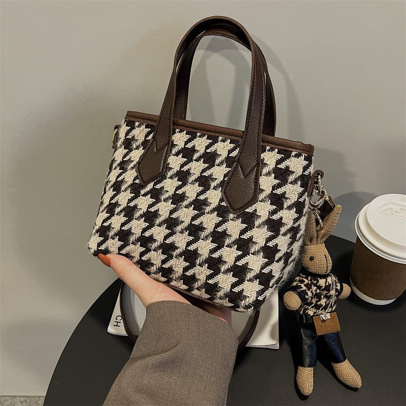 Niche design sense spring and summer bag women's new trendy versatile thousand bird grid shoulder portable messenger bag