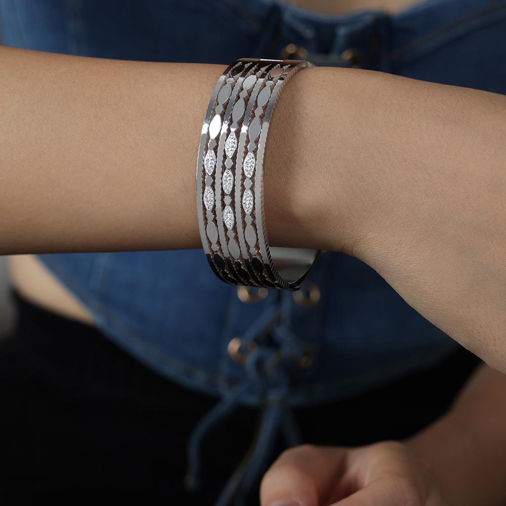 European Chic Light Luxury Oval Rhinestone Bracelet - Gold-Plated Titanium Steel