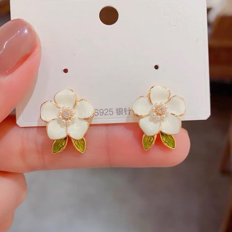 LATS 2025 Asymmetry Imitation Zircon Gardenias Stud Earrings for Women Girl New Fashion Flower Temperament Zircon Accessories