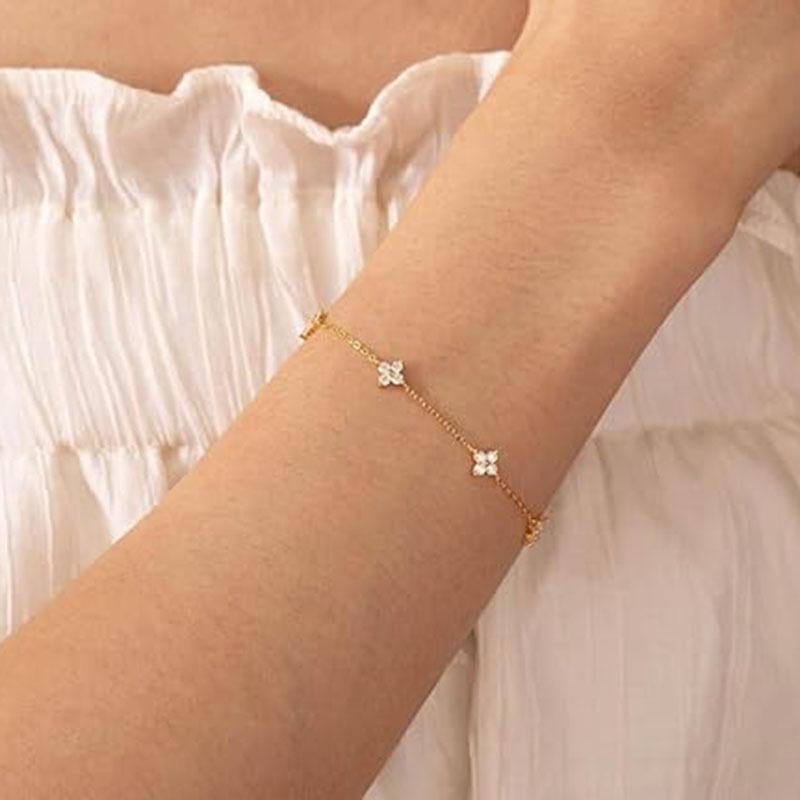 2026 Versatile Four-Leaf Clover Bracelet for Women: Korean-Japanese Niche Design, High-End Cool Style, Light Luxury