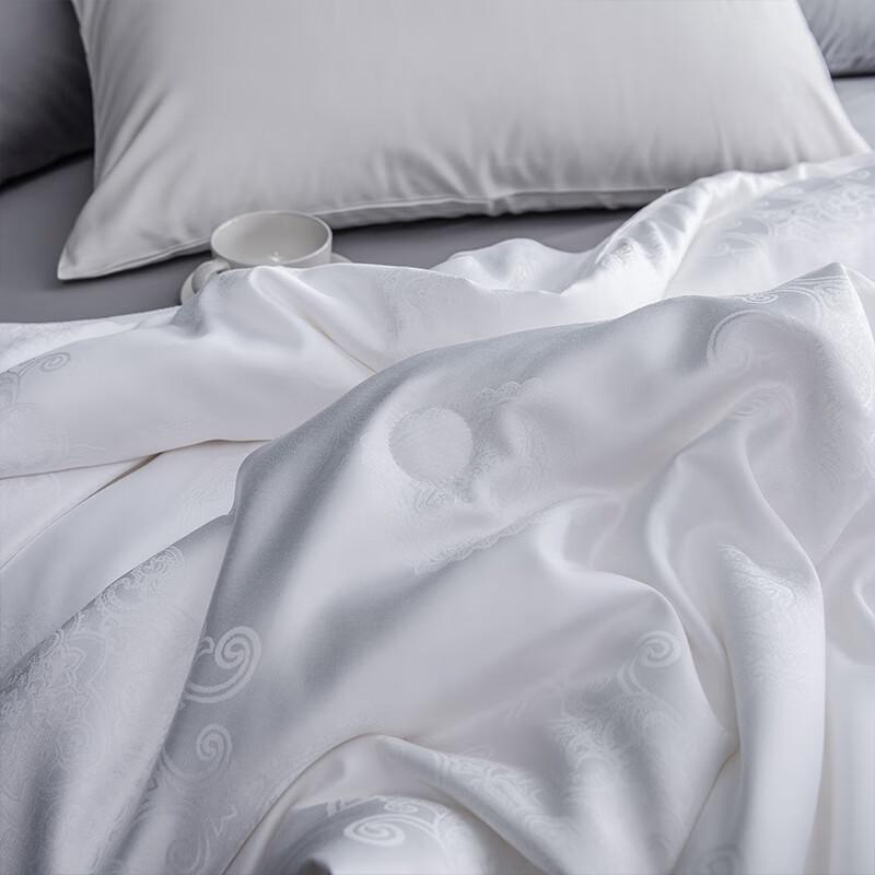 Can Hua Niang Niang Yue Hua Yun Shang Mulberry Silk Quilt