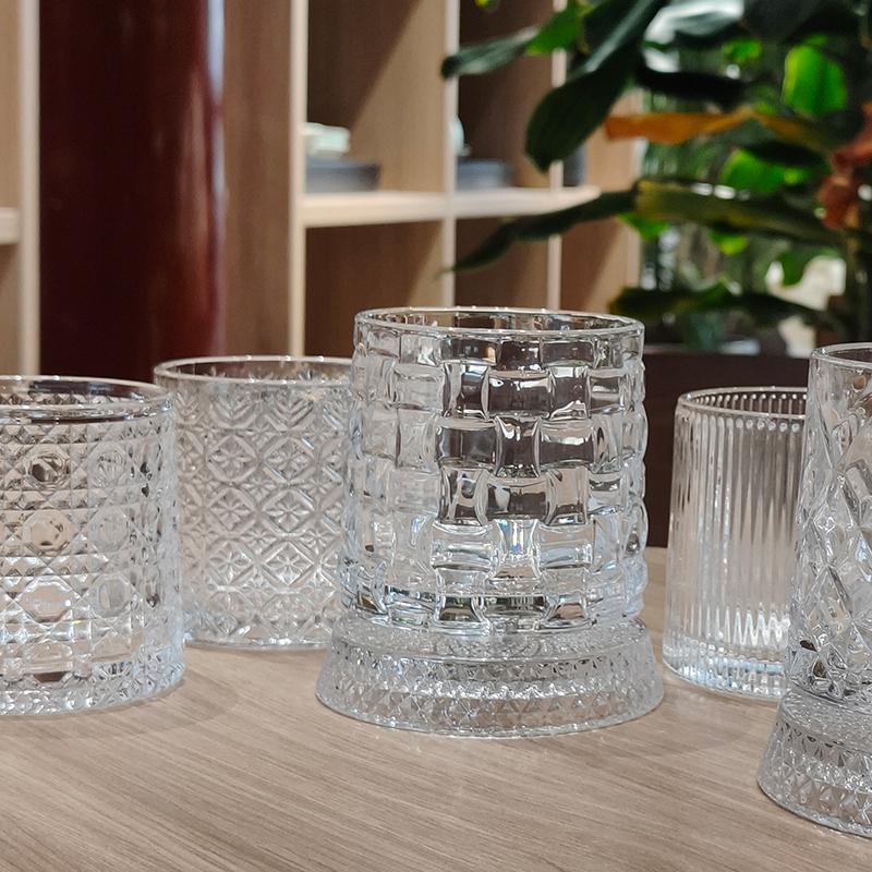 Kávové šálky Sklenice na víno Sklenice na whisky Otočné Křišťálové sklo Čajové šálky Čiré a odolné